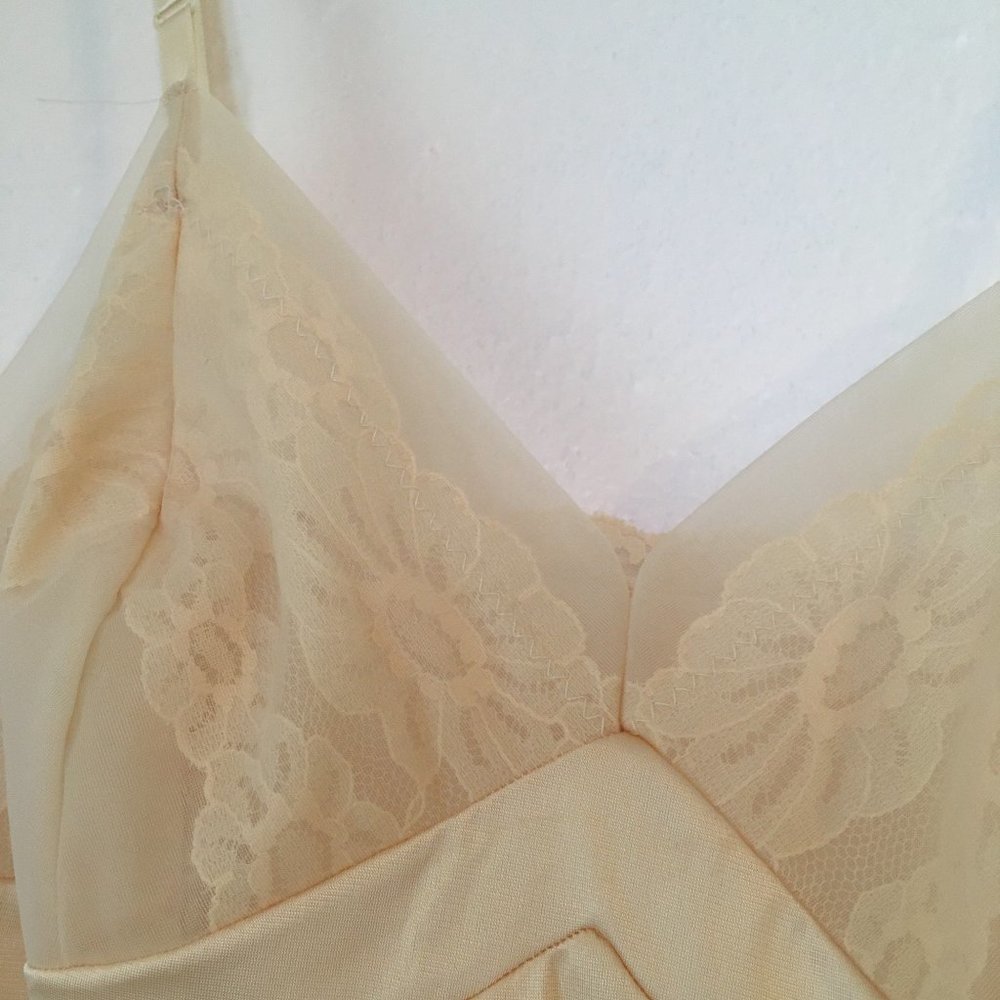 Vintage Daisy Print Beige Nude Slip Size 36